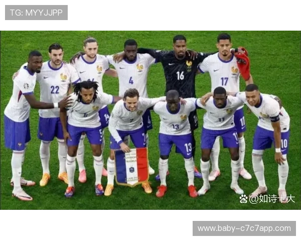 足球巨星风采展示，全球顶级球员竞技瞬间与精彩背景画面相结合