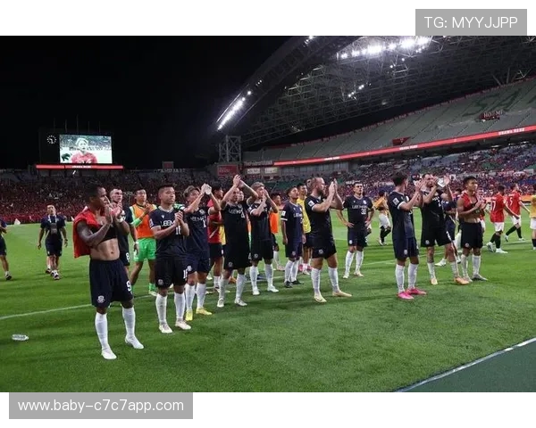 足球明星背后的另一面 揭秘球场外的打工生活